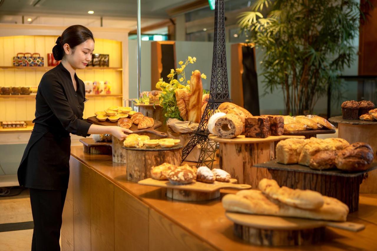 Hotel Ramada Plaza By Wyndham Jeju Ocean Front Exteriér fotografie A Thai woman working in a hotel