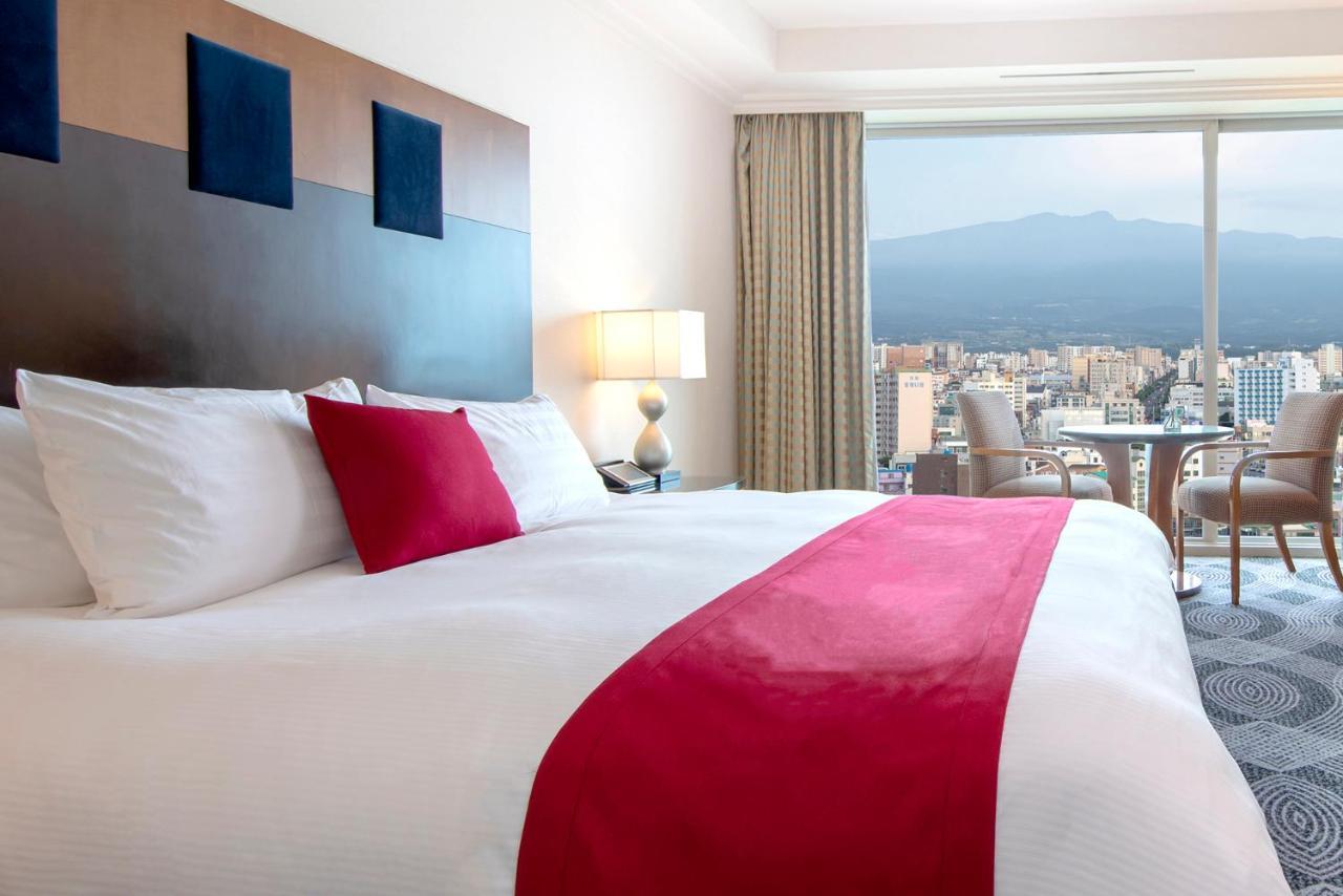 Hotel Ramada Plaza By Wyndham Jeju Ocean Front Exteriér fotografie A guest room at the hotel