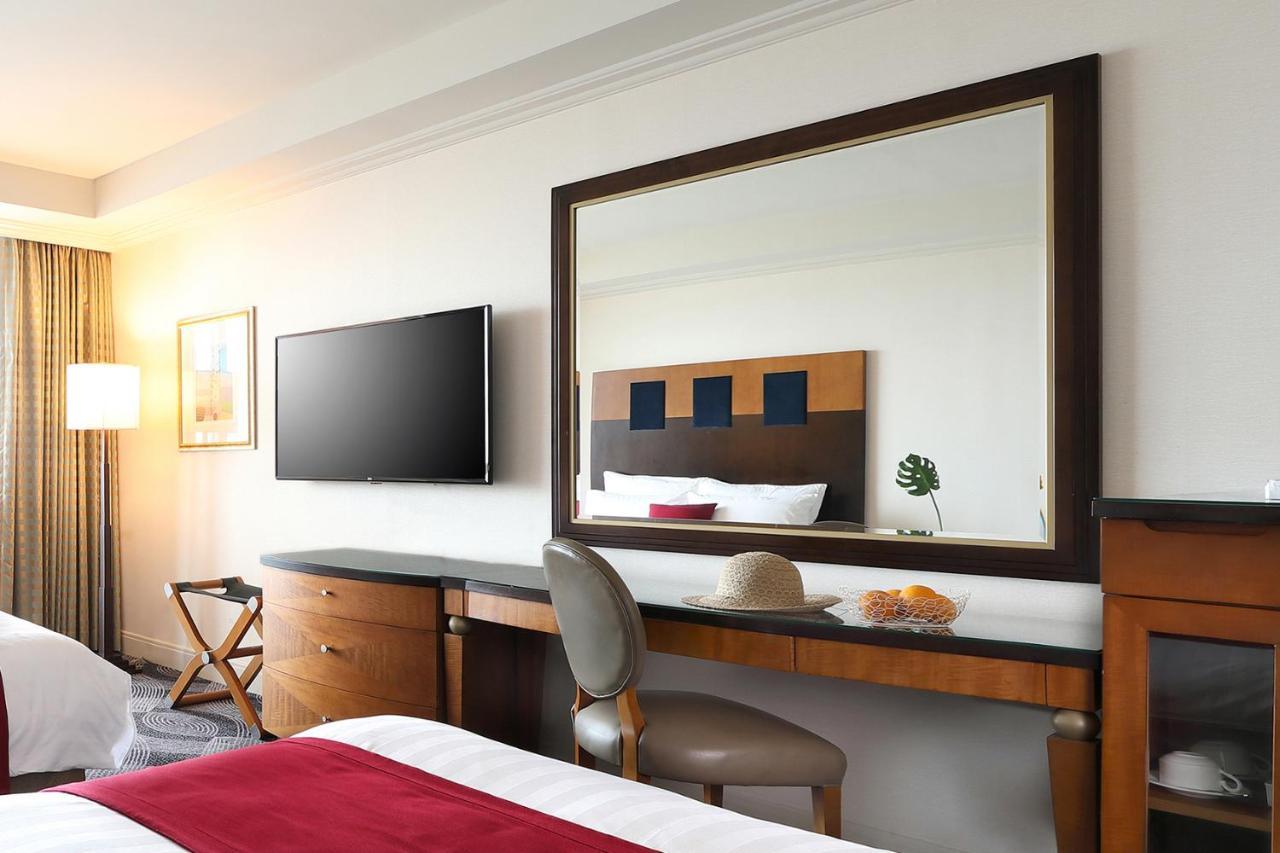 Hotel Ramada Plaza By Wyndham Jeju Ocean Front Exteriér fotografie A mirror in a bedroom