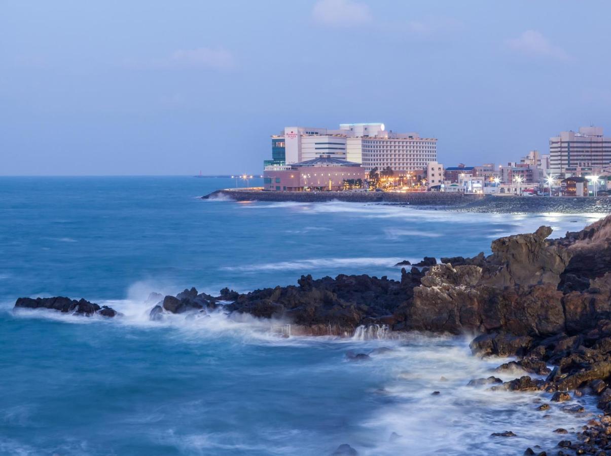 Hotel Ramada Plaza By Wyndham Jeju Ocean Front Exteriér fotografie View of the city from the sea