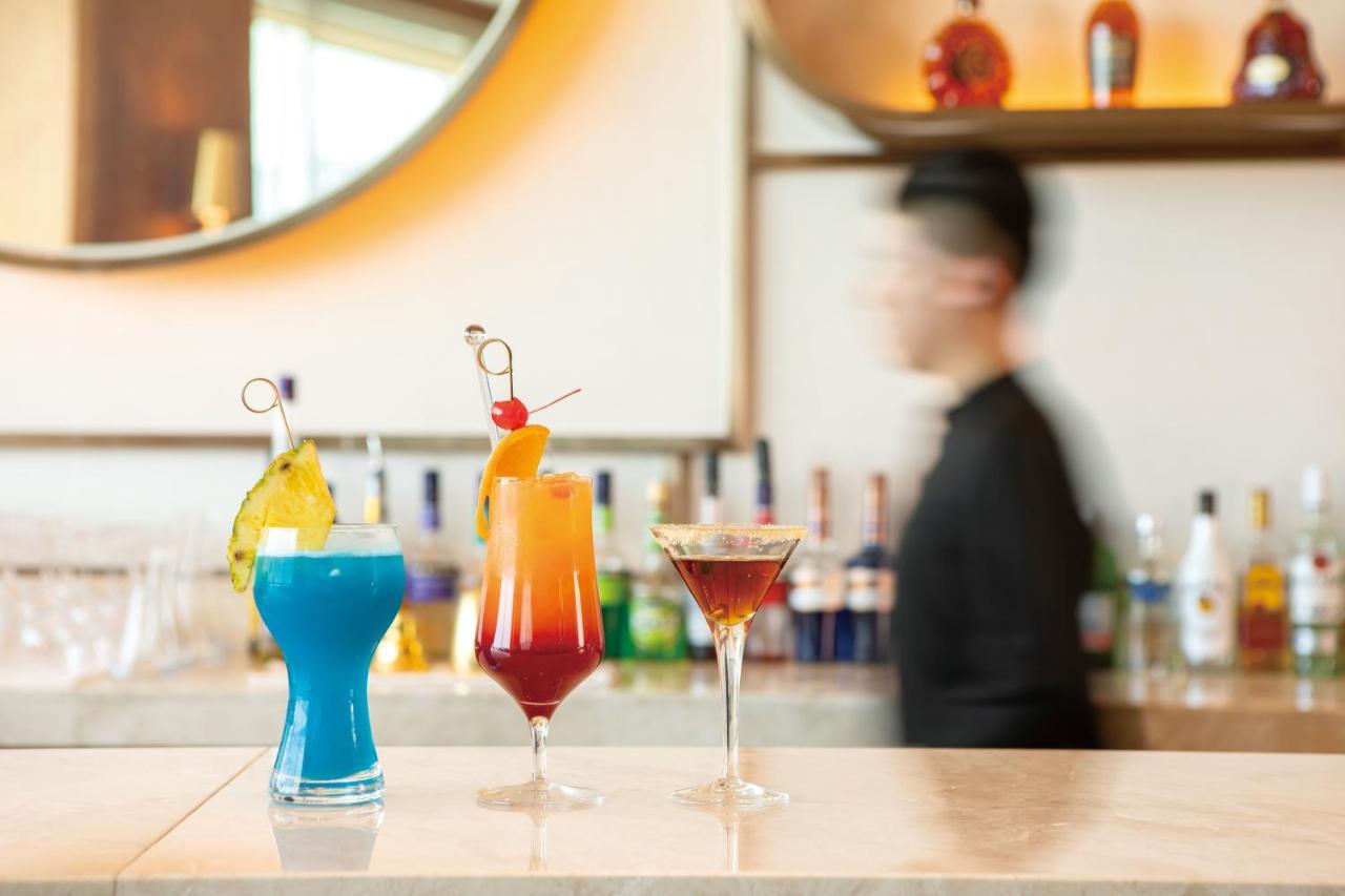 Hotel Ramada Plaza By Wyndham Jeju Ocean Front Exteriér fotografie Cocktails at the bar