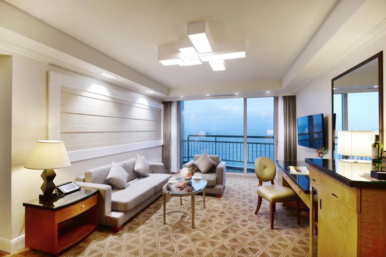 Hotel Ramada Plaza By Wyndham Jeju Ocean Front Exteriér fotografie A suite at the hotel