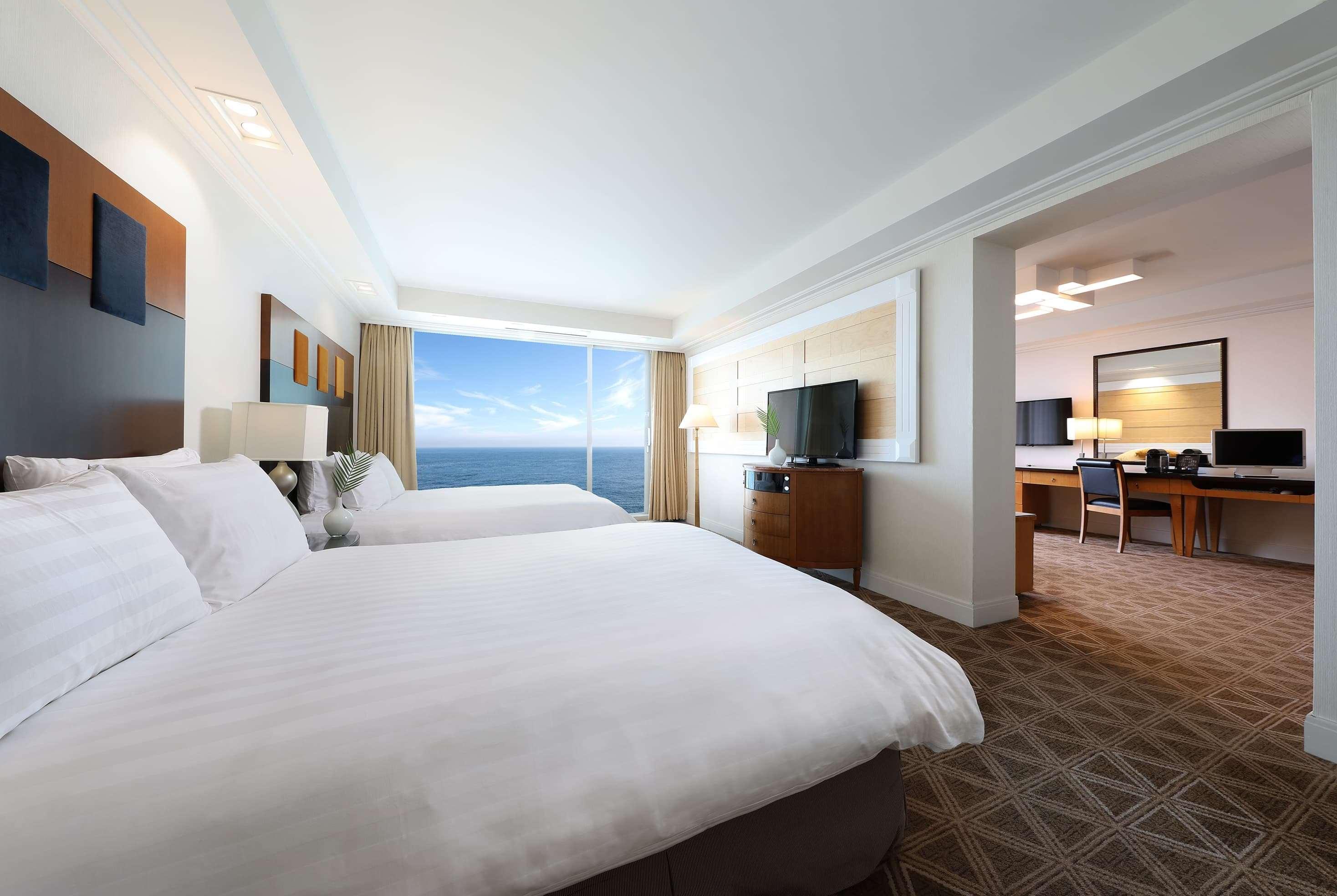 Hotel Ramada Plaza By Wyndham Jeju Ocean Front Exteriér fotografie A bedroom at the Hilton San Diego Bayfront