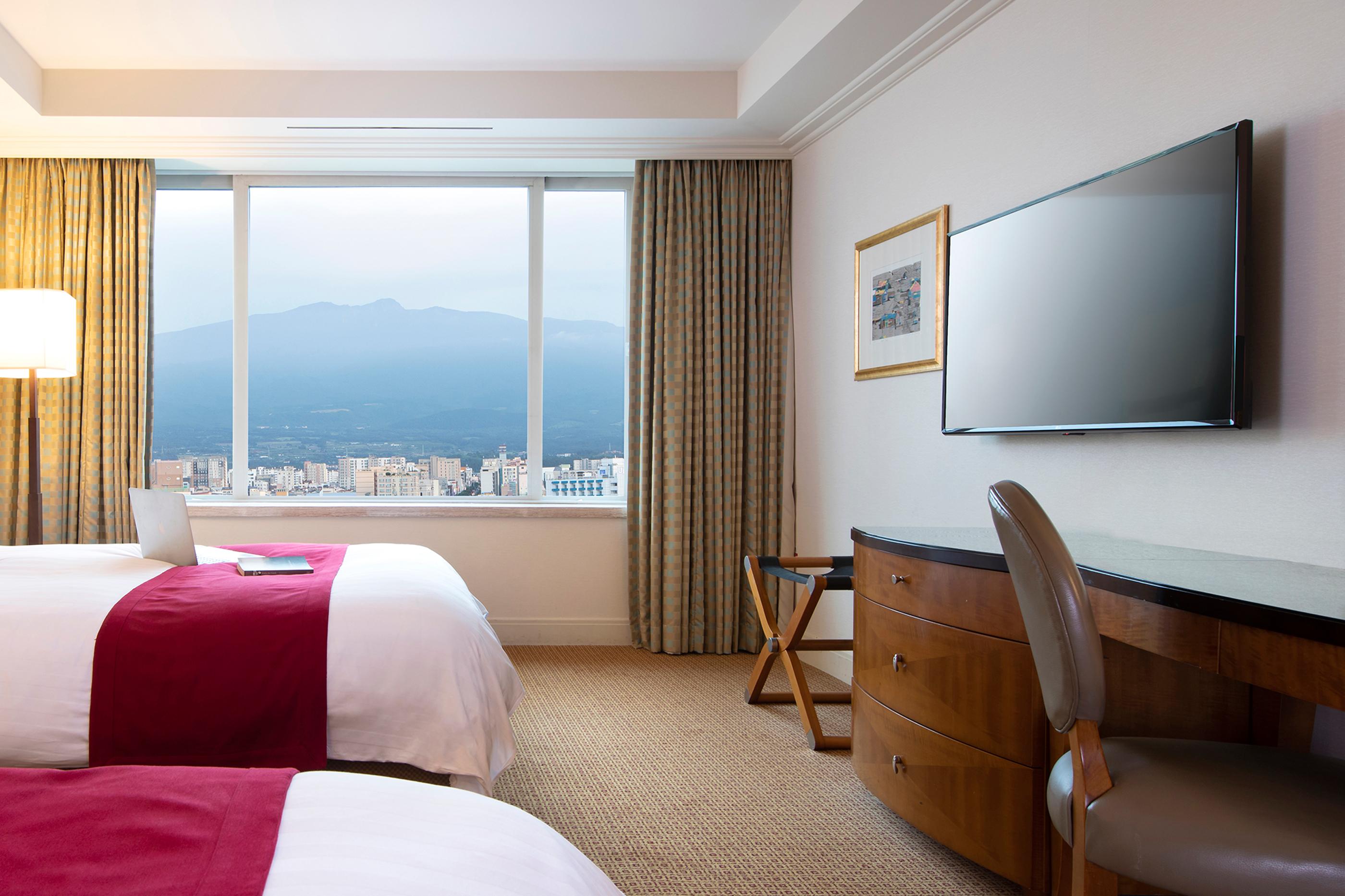 Hotel Ramada Plaza By Wyndham Jeju Ocean Front Exteriér fotografie A guest room at the Westin Whistler