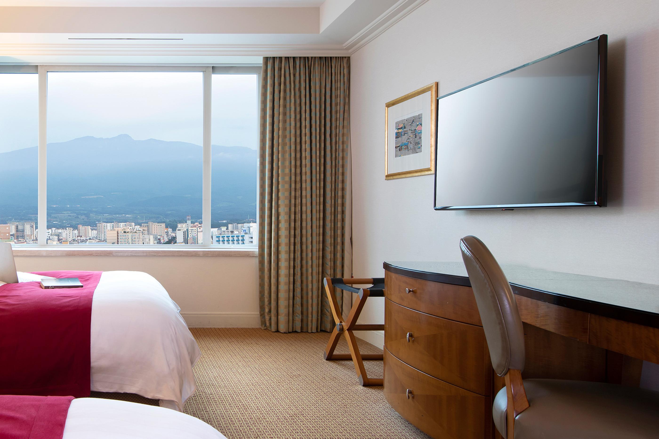 Hotel Ramada Plaza By Wyndham Jeju Ocean Front Exteriér fotografie A guest room at the Fairmont Whistler