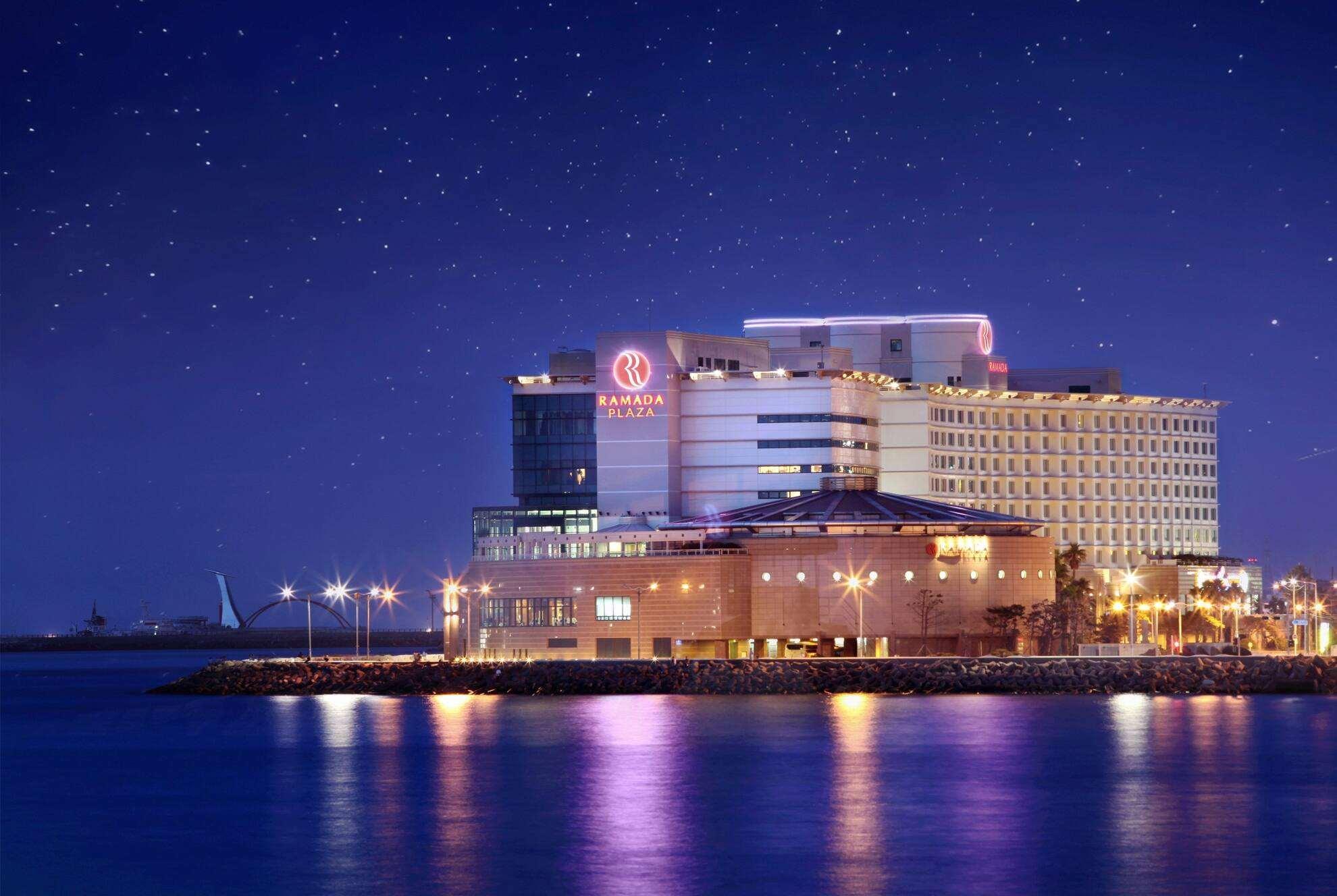Hotel Ramada Plaza By Wyndham Jeju Ocean Front Exteriér fotografie The hospital at night