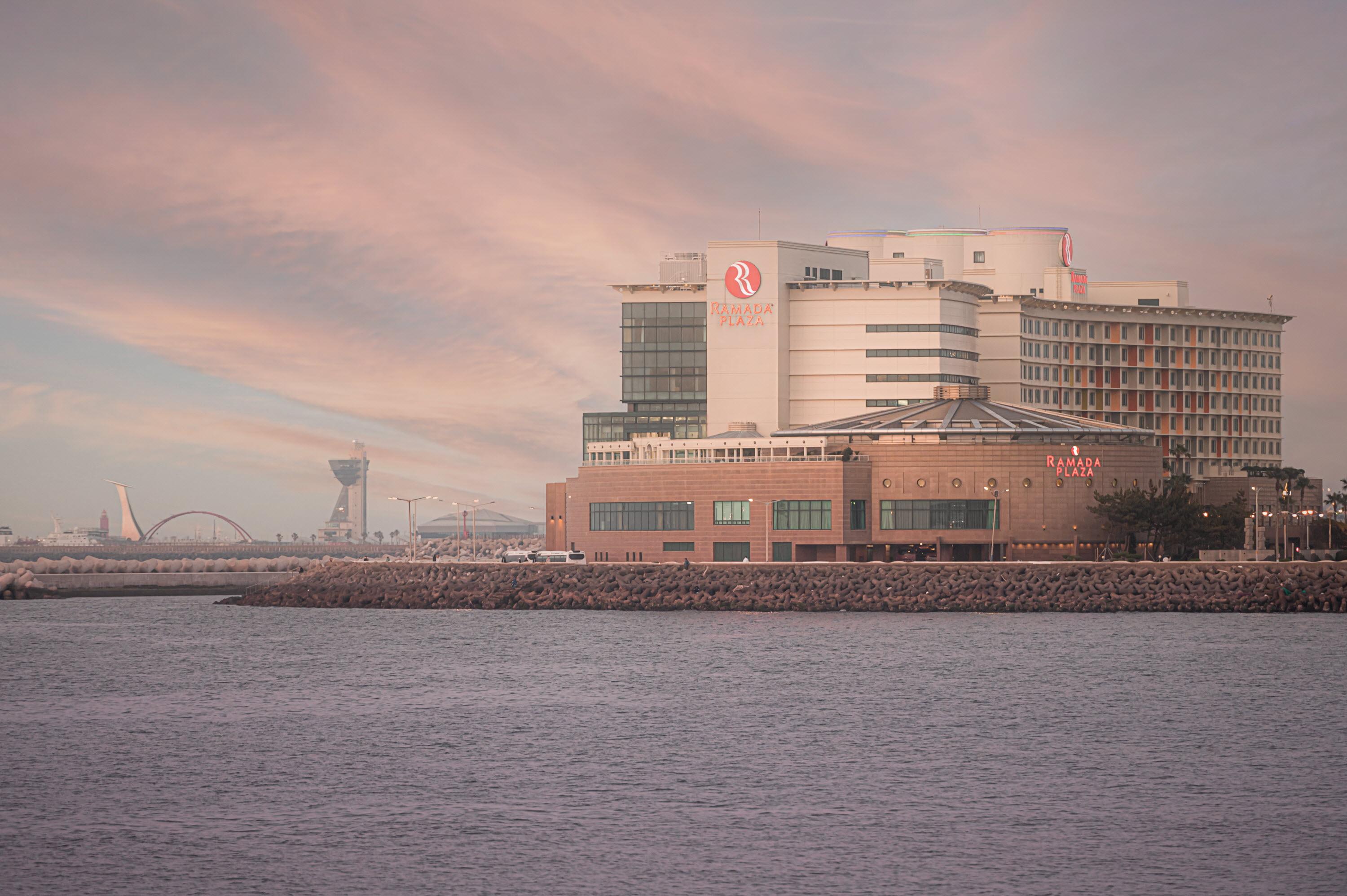 Hotel Ramada Plaza By Wyndham Jeju Ocean Front Exteriér fotografie The hospital from the river