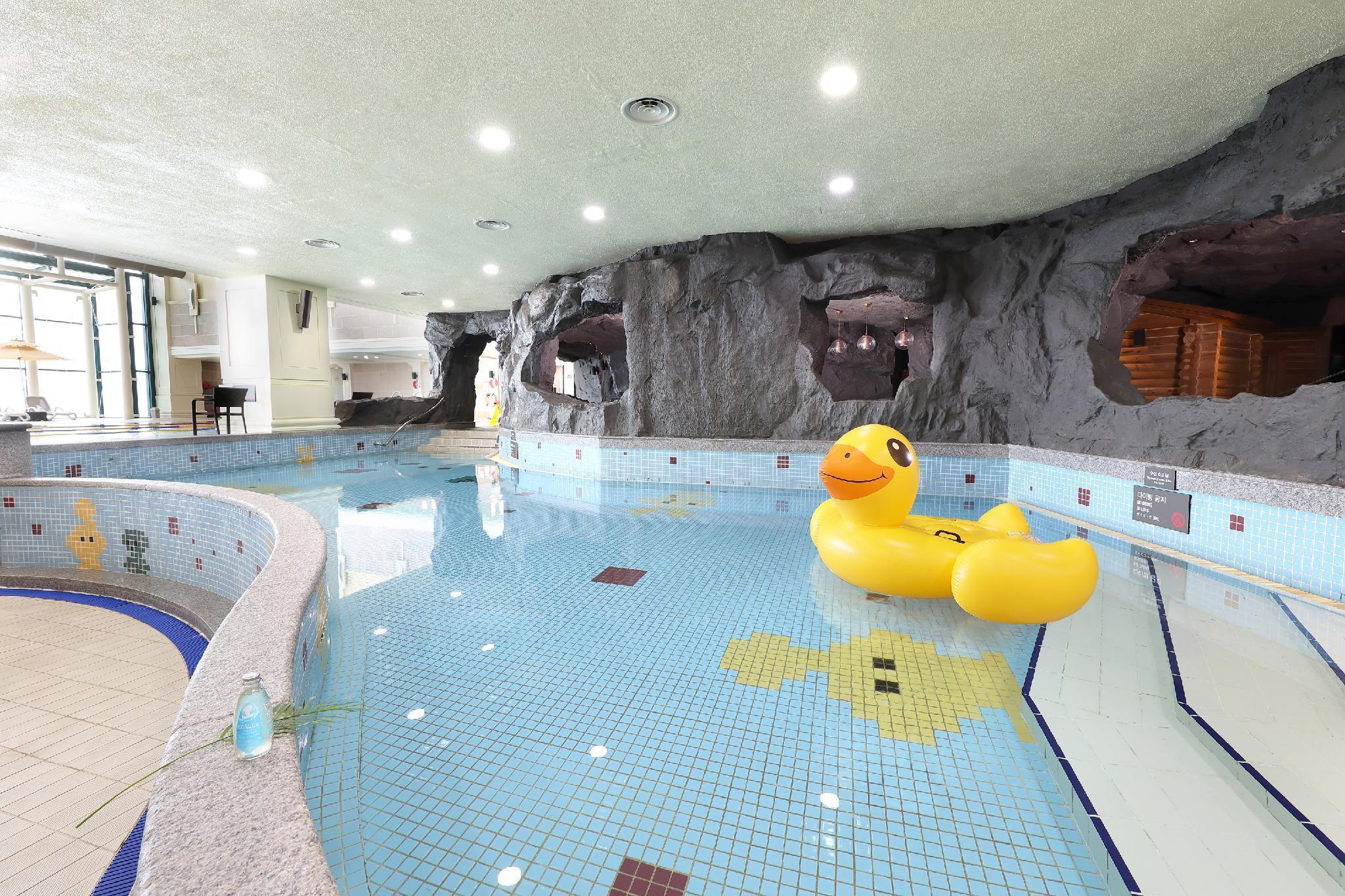 Hotel Ramada Plaza By Wyndham Jeju Ocean Front Exteriér fotografie The swimming pool at the hotel