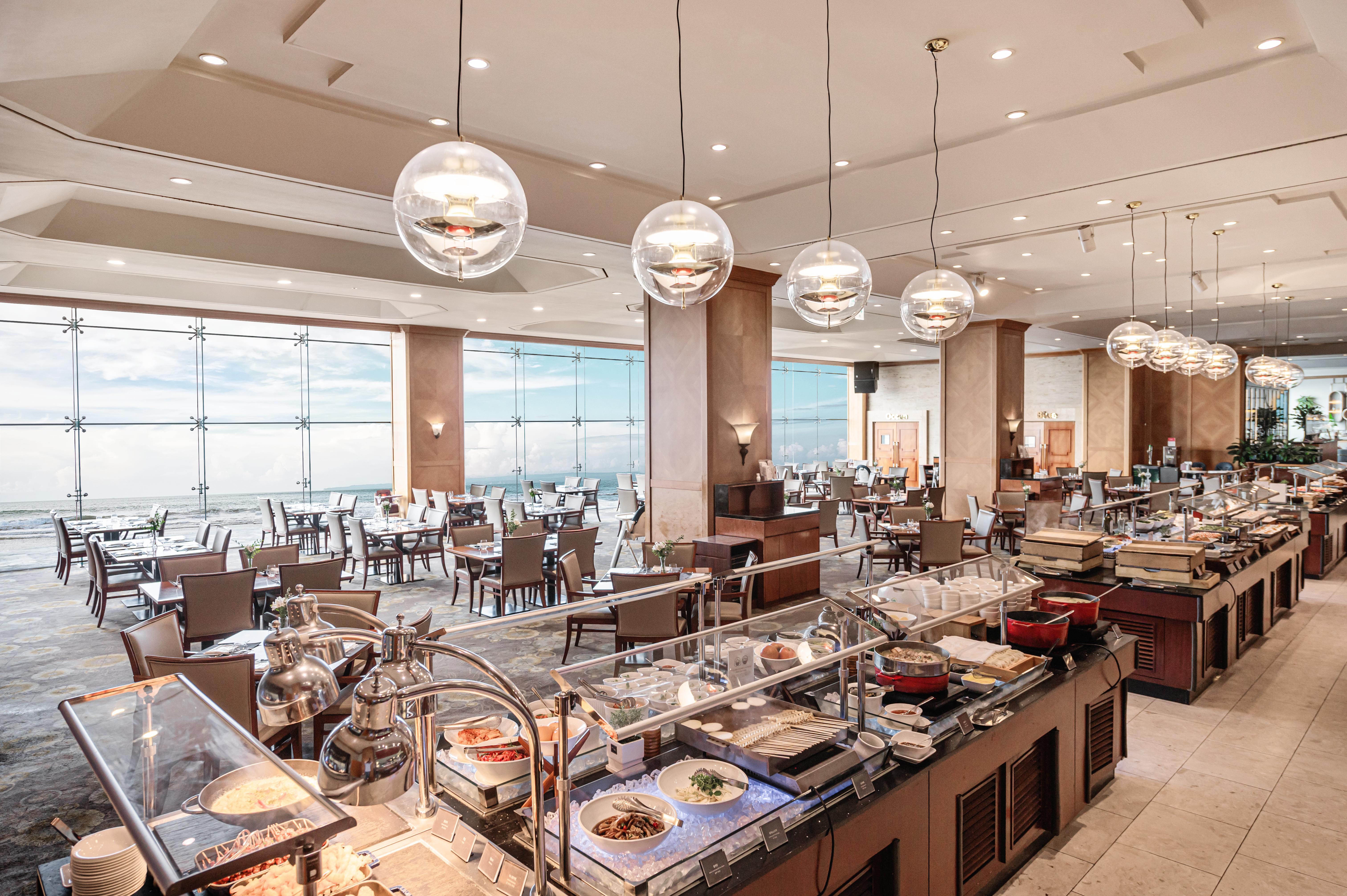 Hotel Ramada Plaza By Wyndham Jeju Ocean Front Exteriér fotografie The buffet at the hotel