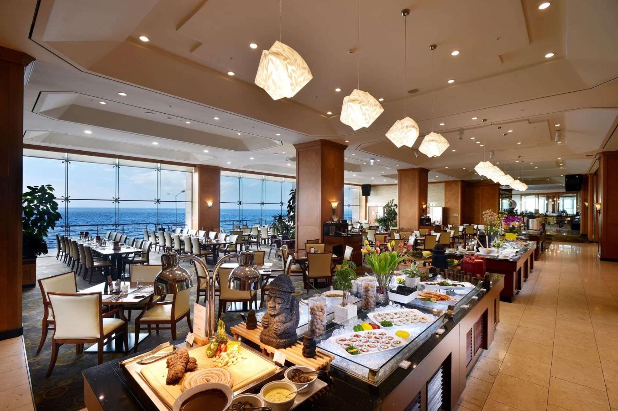 Hotel Ramada Plaza By Wyndham Jeju Ocean Front Exteriér fotografie The restaurant