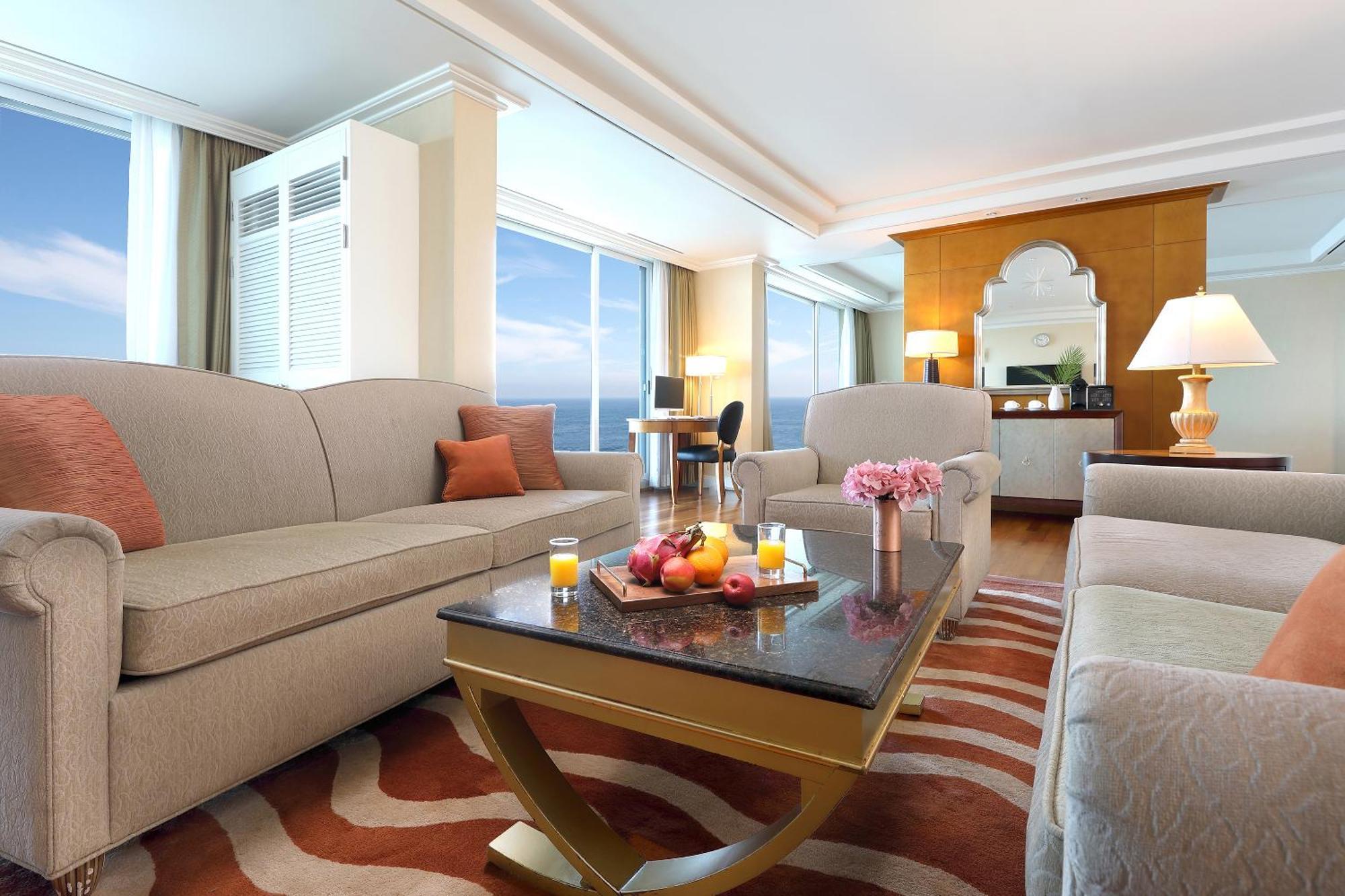 Hotel Ramada Plaza By Wyndham Jeju Ocean Front Exteriér fotografie A suite at the Jumeirah Atlantis