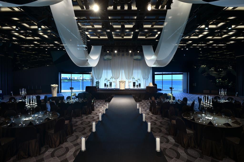 Hotel Ramada Plaza By Wyndham Jeju Ocean Front Exteriér fotografie The interior of the ballroom