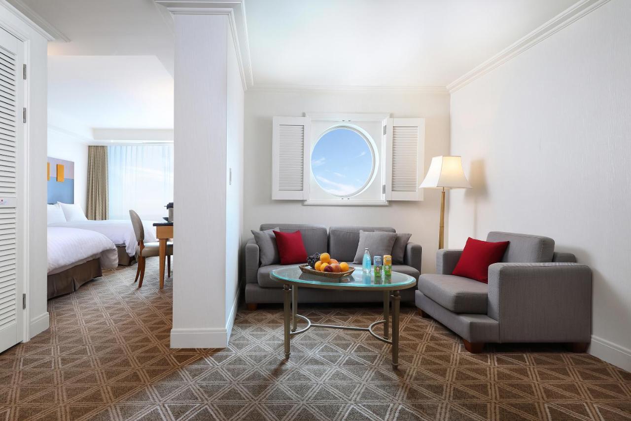 Hotel Ramada Plaza By Wyndham Jeju Ocean Front Pokoj fotografie A suite at the hotel