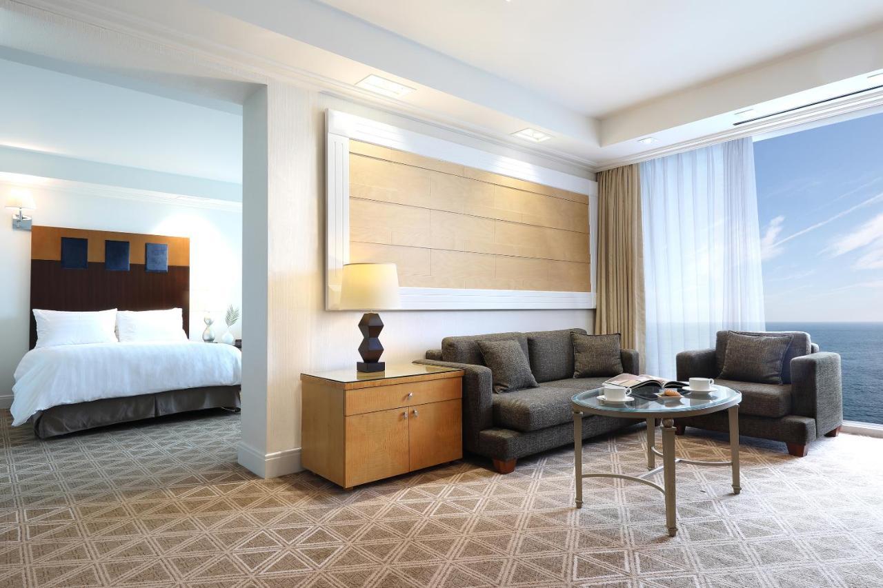 Hotel Ramada Plaza By Wyndham Jeju Ocean Front Pokoj fotografie A suite at the hotel